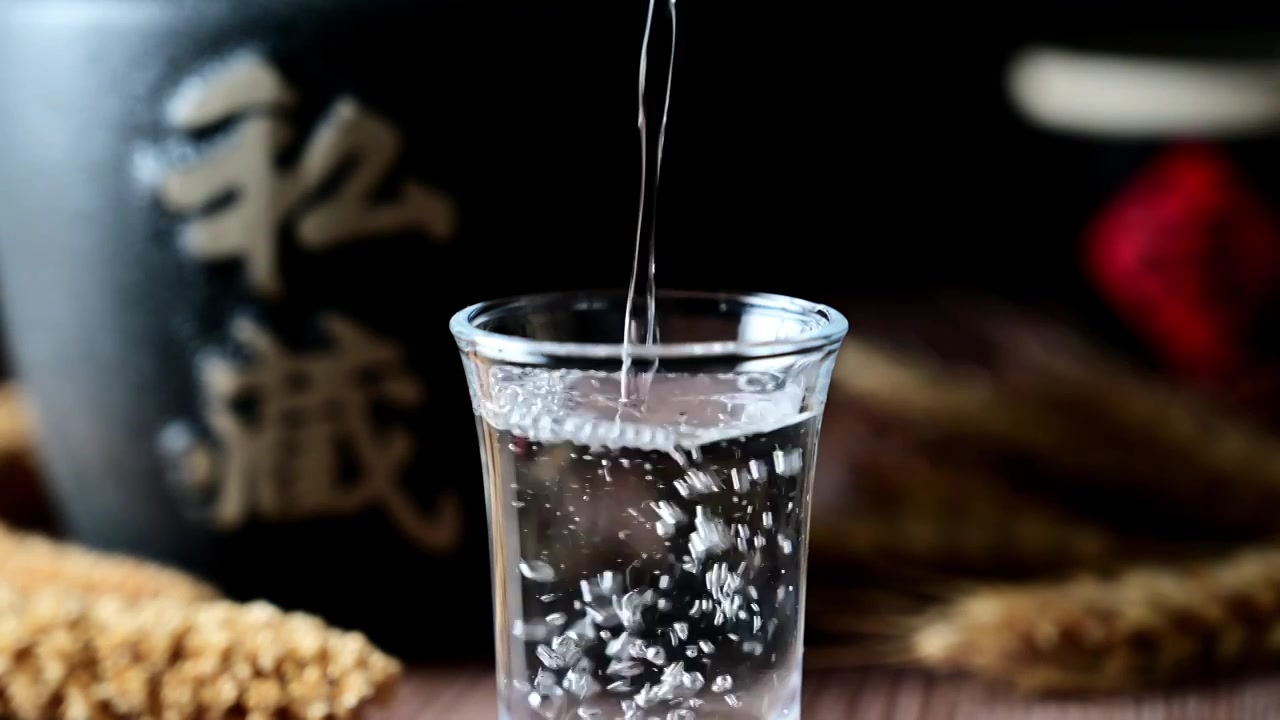 中式饮品纯粮白酒倒入酒杯粮食酒视频下载