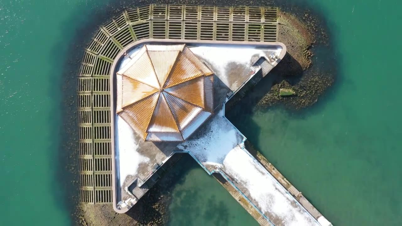 山东省青岛栈桥回澜阁雪景视频下载