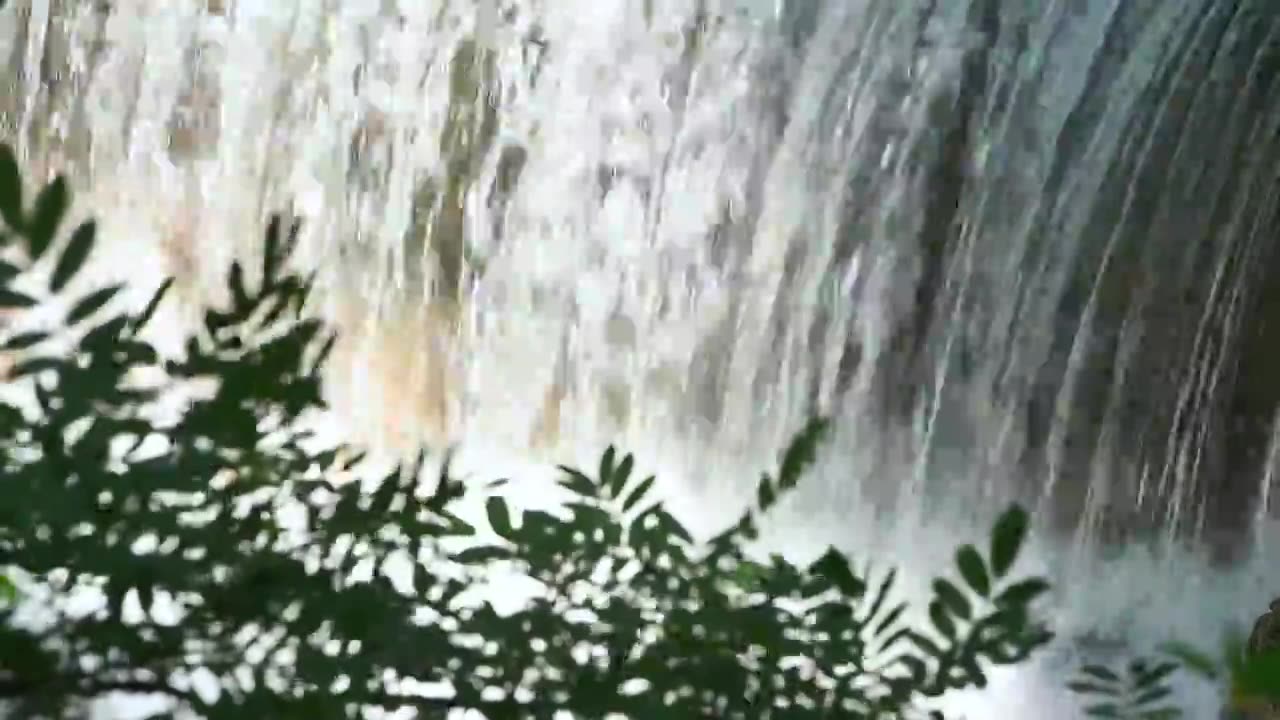 夏季暴雨后的小瀑布视频下载