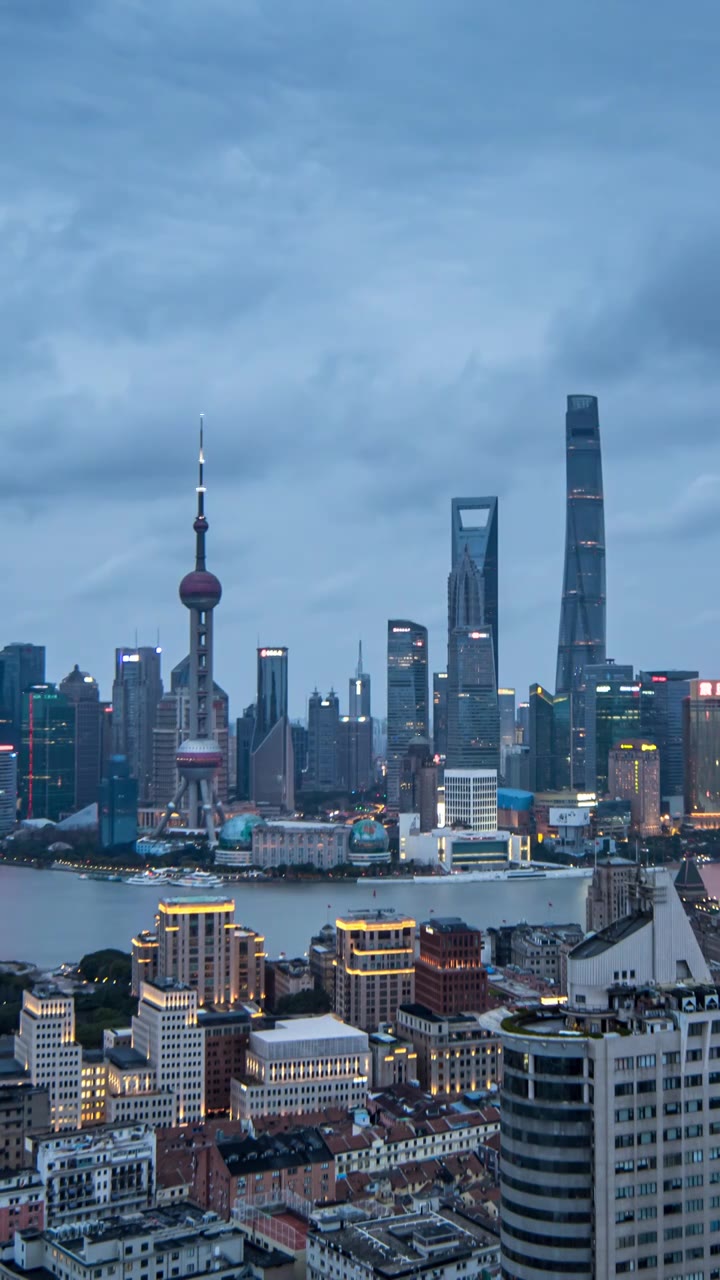 上海浦东东方明珠城市天际线日转夜延时摄影视频素材