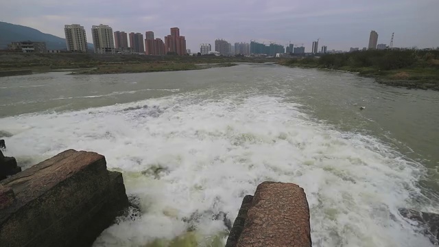 福建莆田木兰陂奔腾而去的溪水视频下载