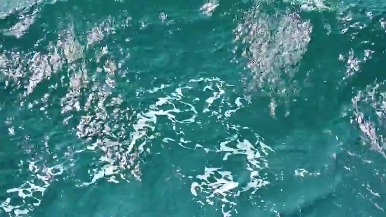 海南琼州海峡海上海浪浪花满画幅海水视频素材