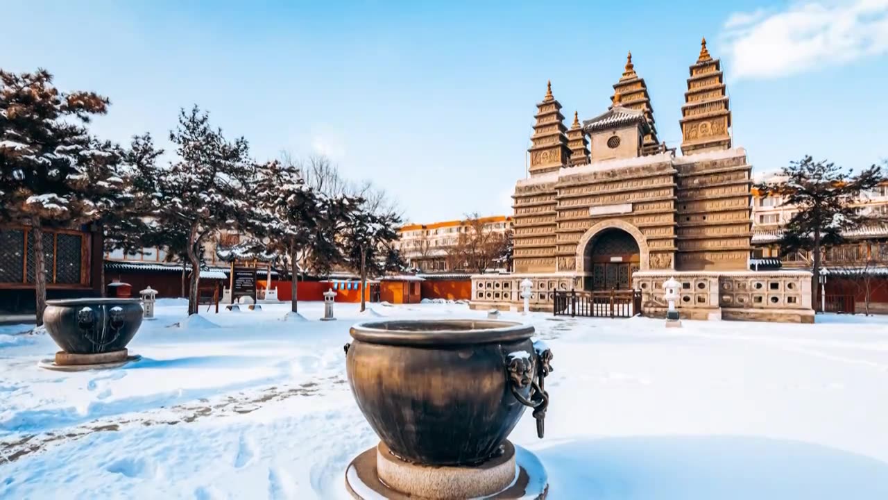 中国内蒙古呼和浩特清代五塔寺冬季建筑雪景延时摄影视频下载