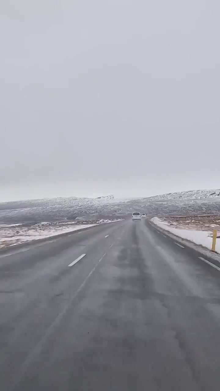 冬天的公路，雪景中的公路，欧洲的公路，冰岛公路，冰岛一号公路视频下载