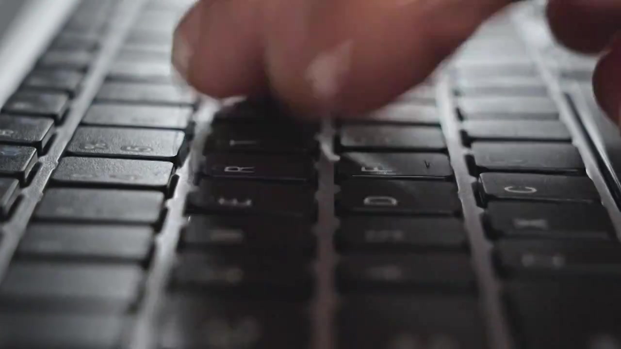 手在电脑键盘上敲击打字特写，商务办公视频下载