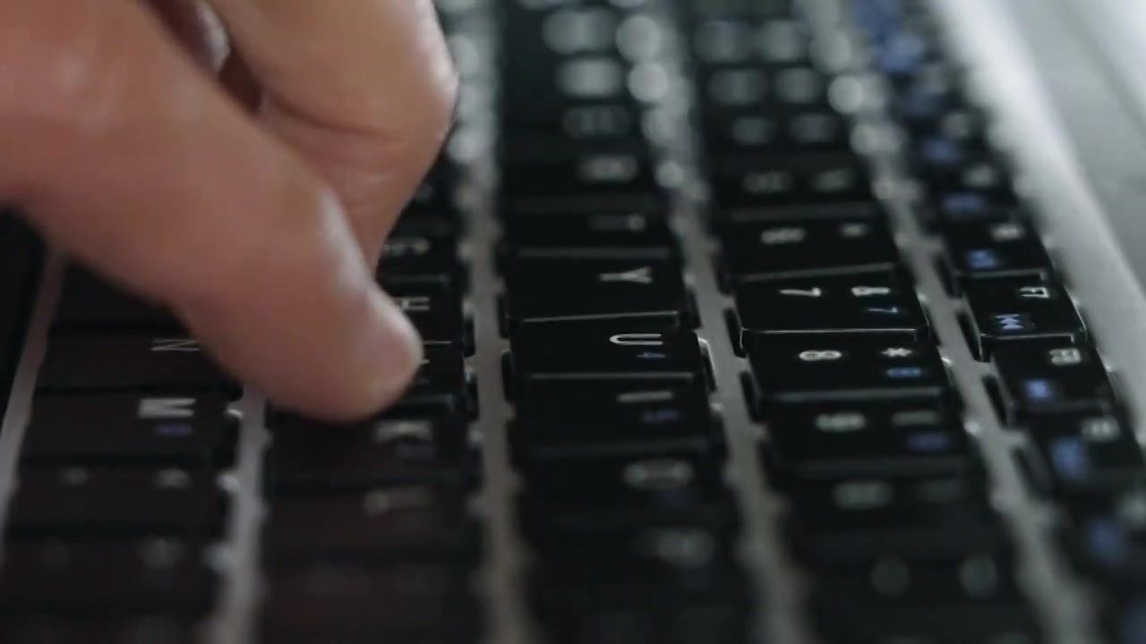 手在电脑键盘上敲击打字特写，商务办公视频下载
