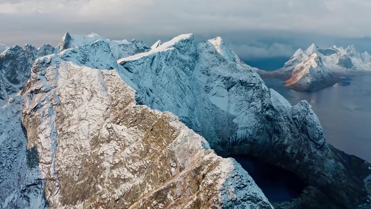 挪威峡湾风光，罗弗敦的壮美景观，北欧的自然风光，冰雪的山峰视频素材