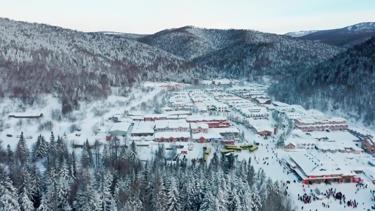 东北雪乡，雪景中的房屋，东北的冬天，冬天的景观，东北旅游视频素材