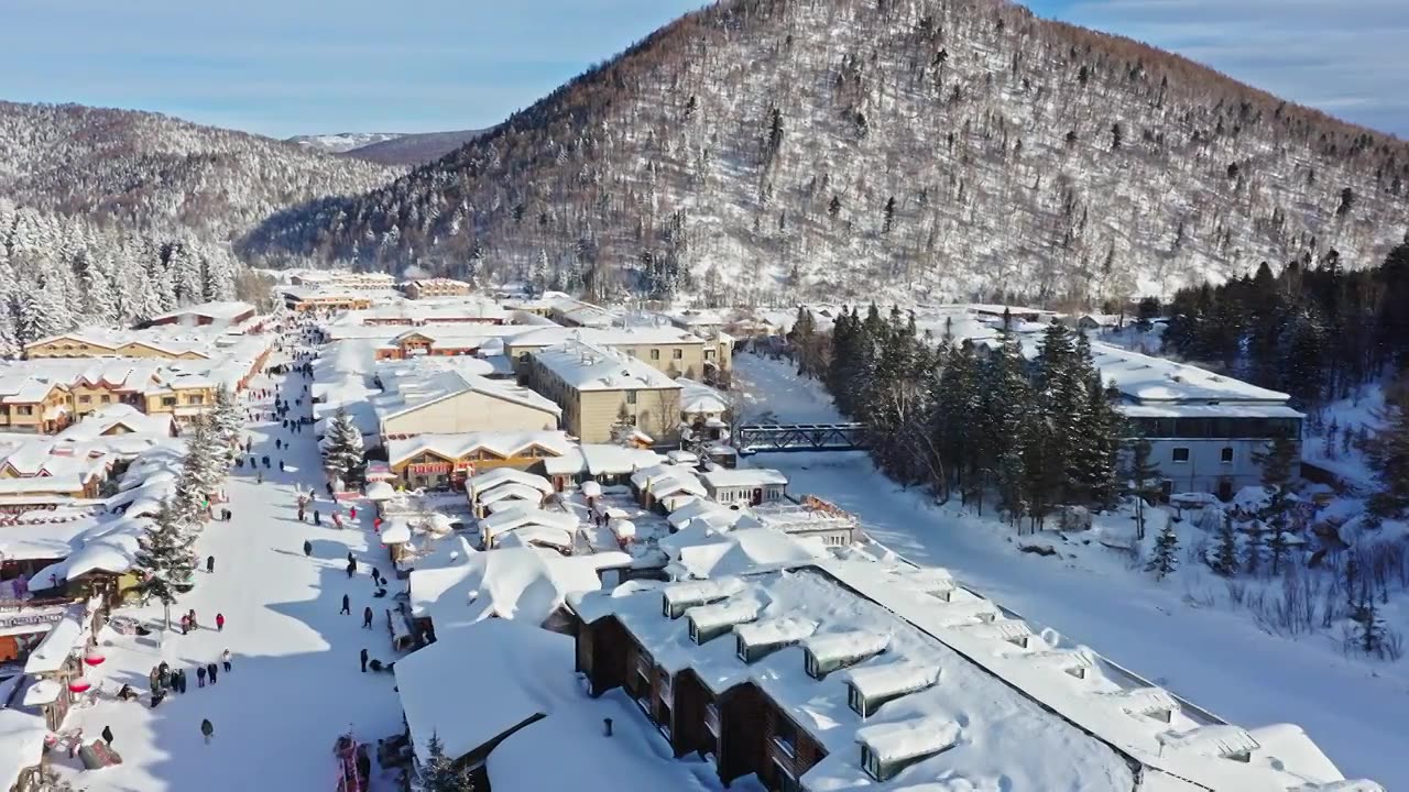 东北雪乡，雪景中的房屋，东北的冬天，冬天的景观，东北旅游视频素材