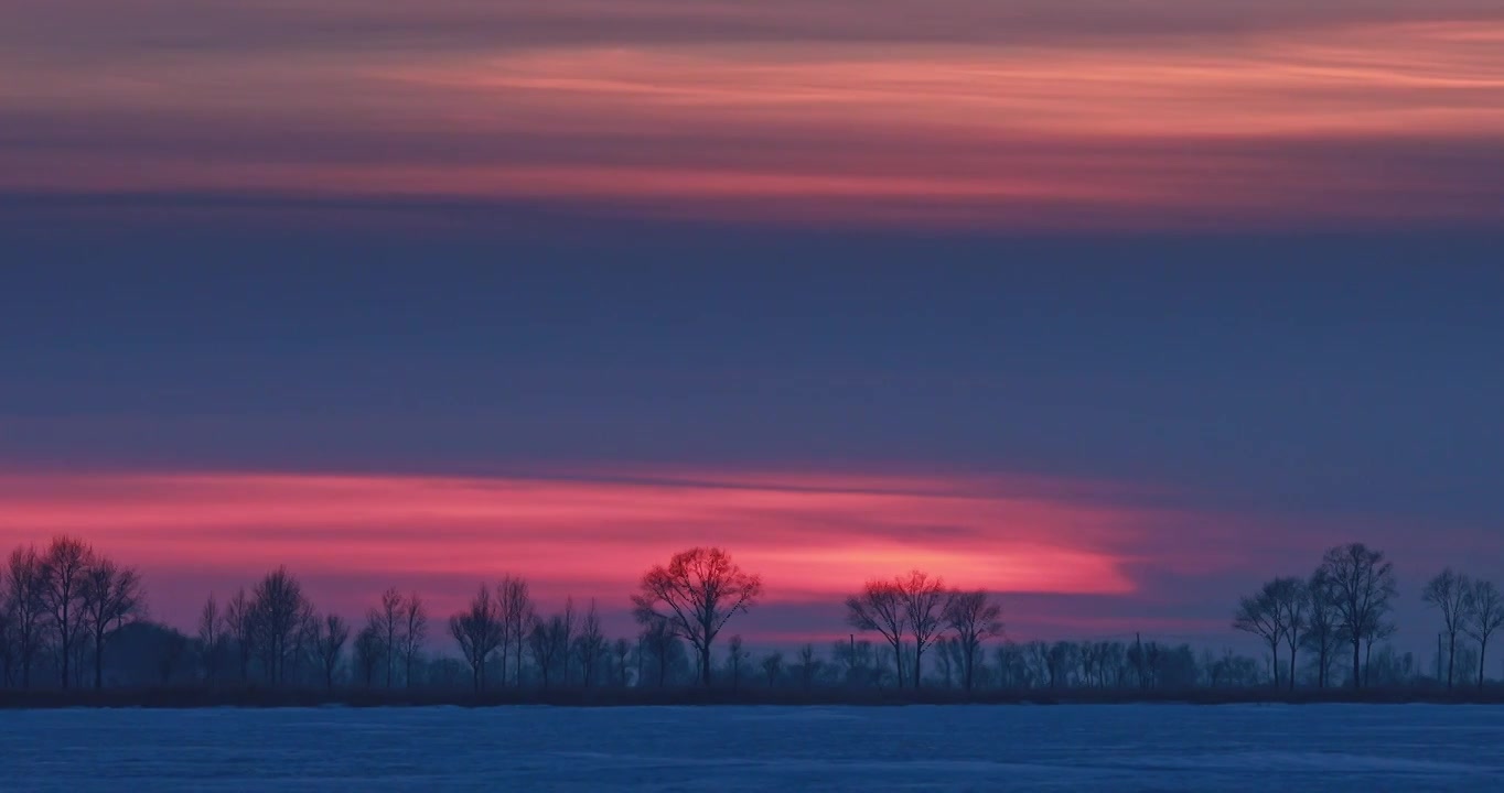 冬天的夕阳，夕阳下的枯树与冰面，东北冬天的晚霞视频下载
