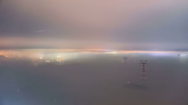 固定镜头 云海中的厦门市夜景 Xiamen cityscape under massive fog at night视频下载