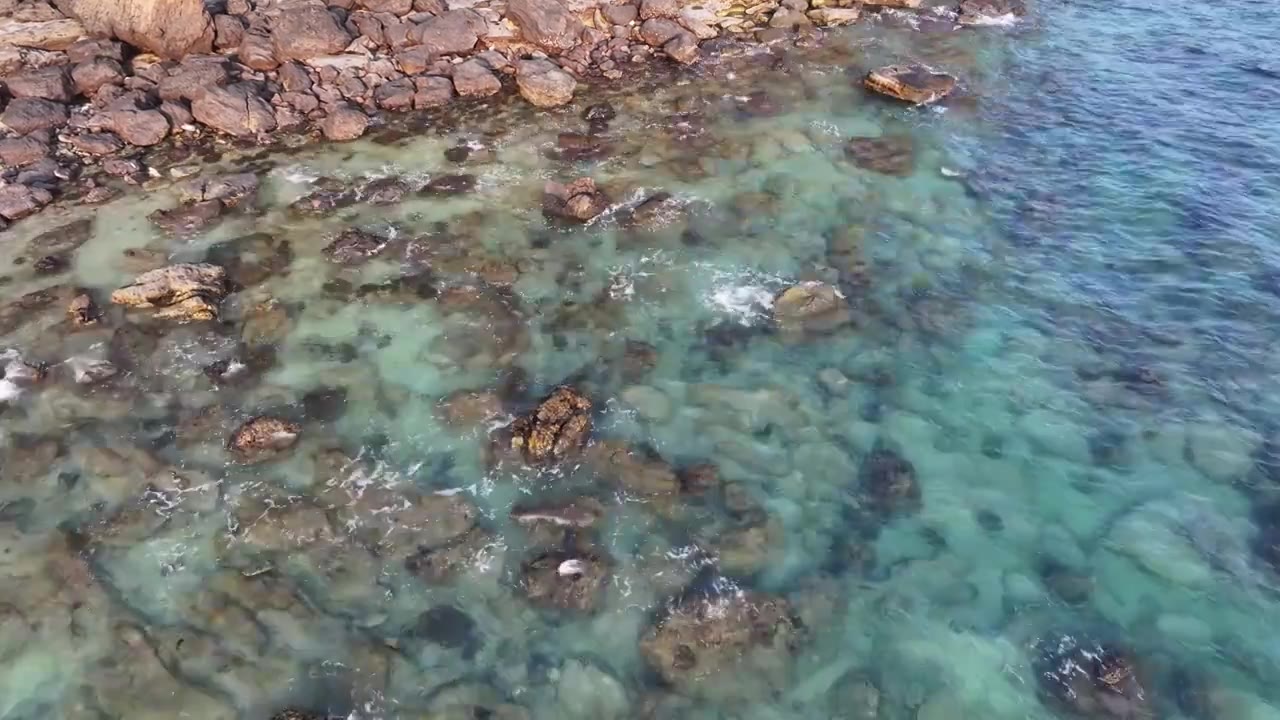 海洋海水礁石航拍，自然风景背景涠洲岛视频下载