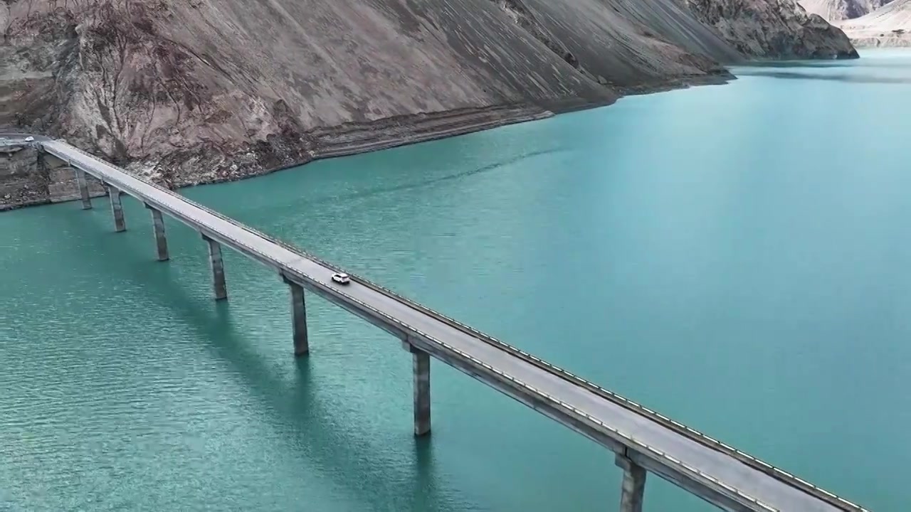 航拍湖泊桥上白色汽车行驶视频下载