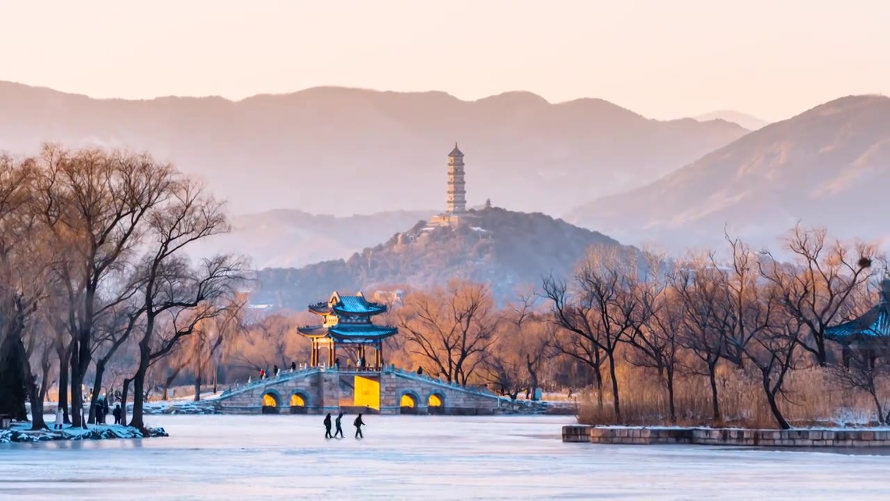 中国北京颐和园柳桥与玉峰塔黄昏金光穿洞延时摄影视频素材