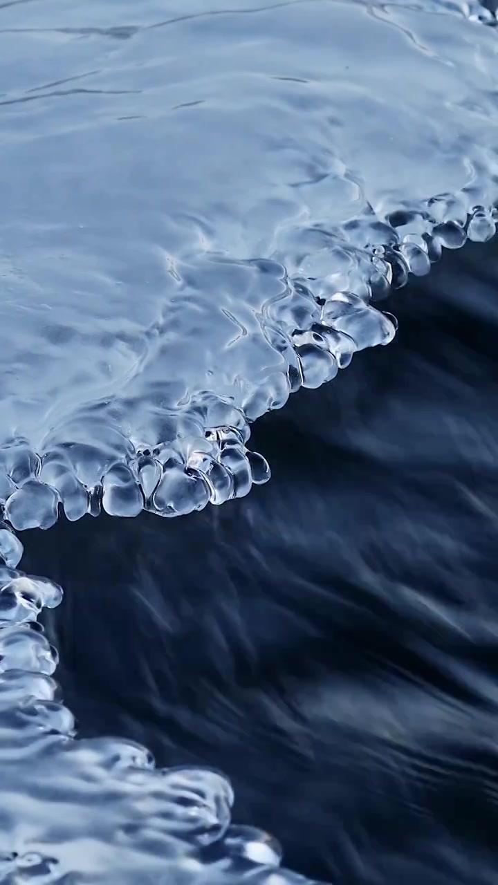 冰融化的过程，冰层下的河水，冬天冰下的河流视频下载