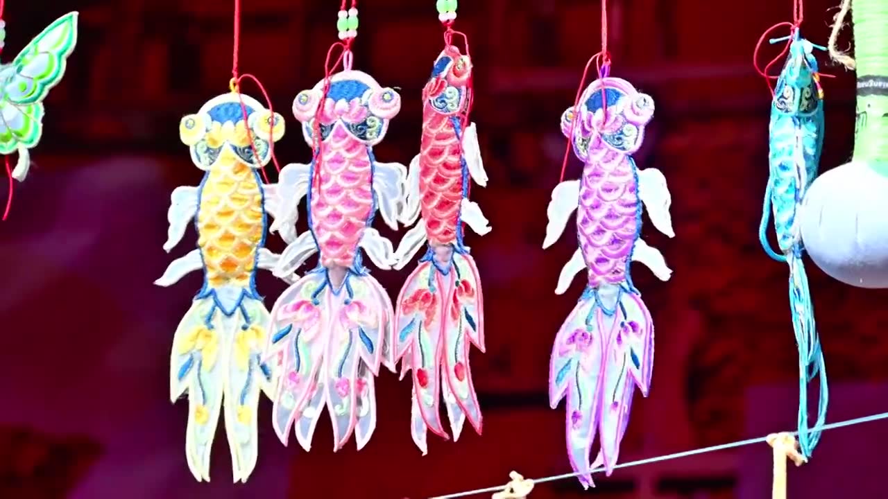 中国传统文化庙会工艺品小挂件视频素材