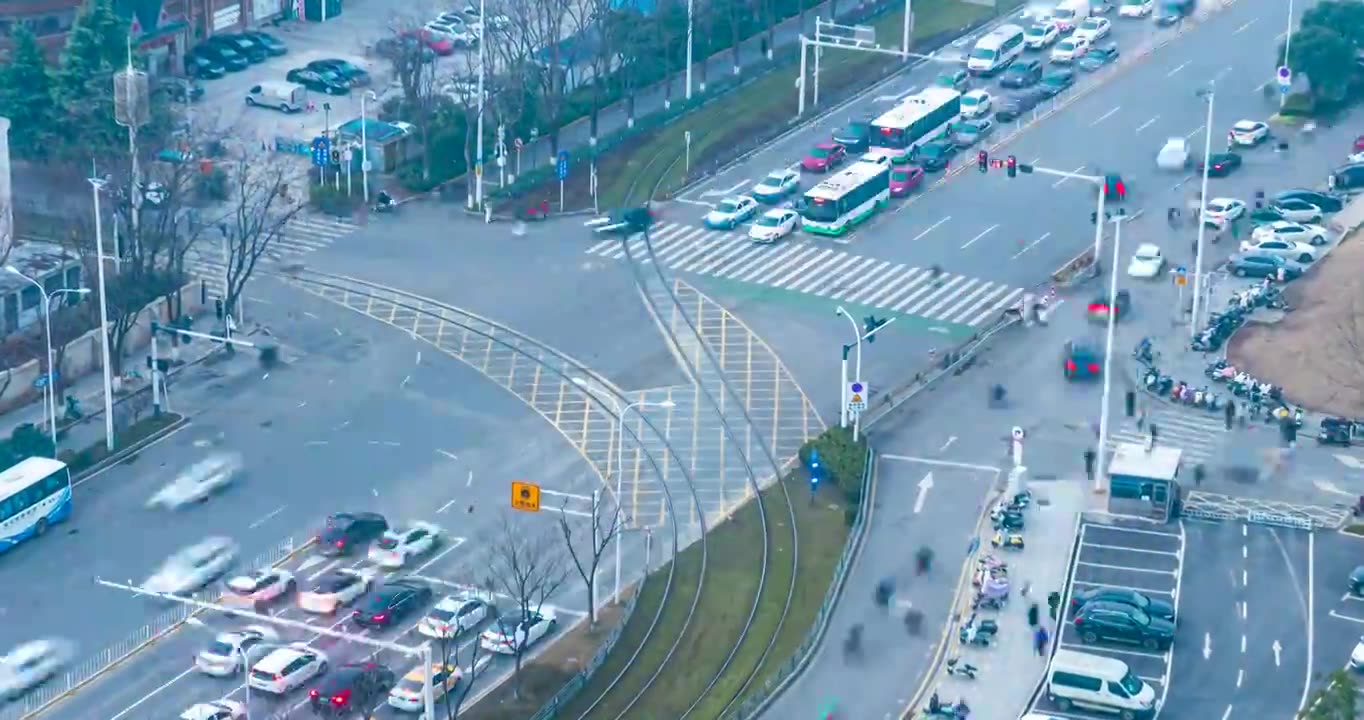 武汉光谷量子号有轨电车十字路口城市车流日转夜快节奏速度延时视频素材