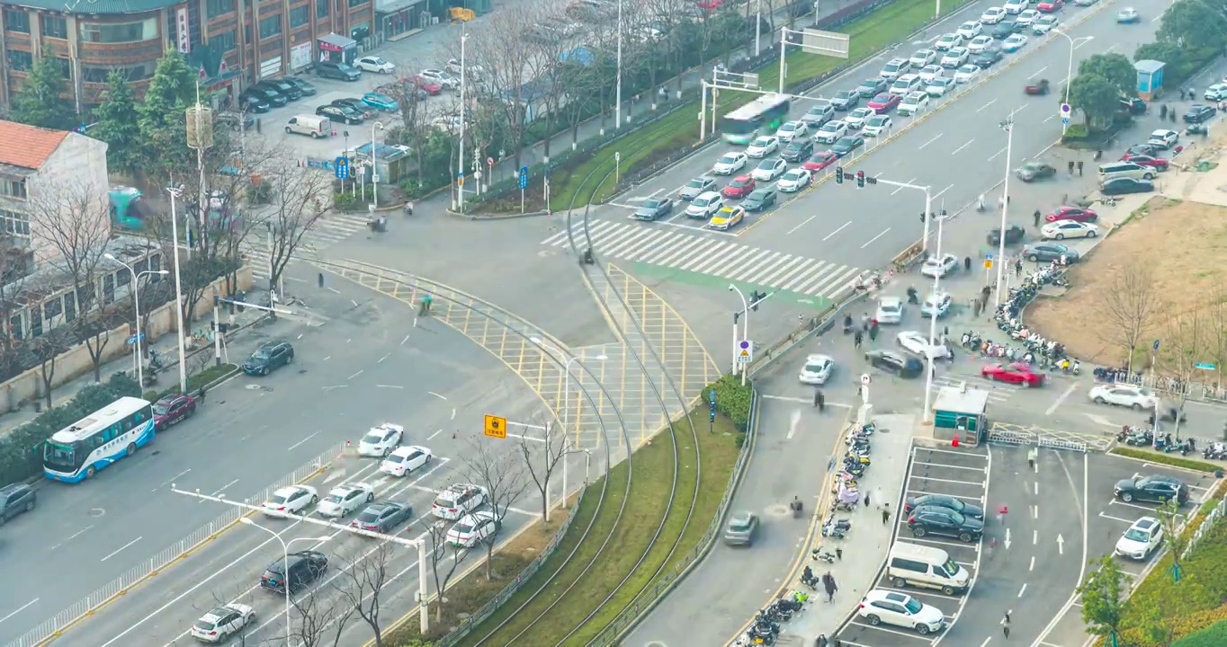 武汉光谷量子号有轨电车十字路口城市车流日转夜快节奏速度延时视频素材
