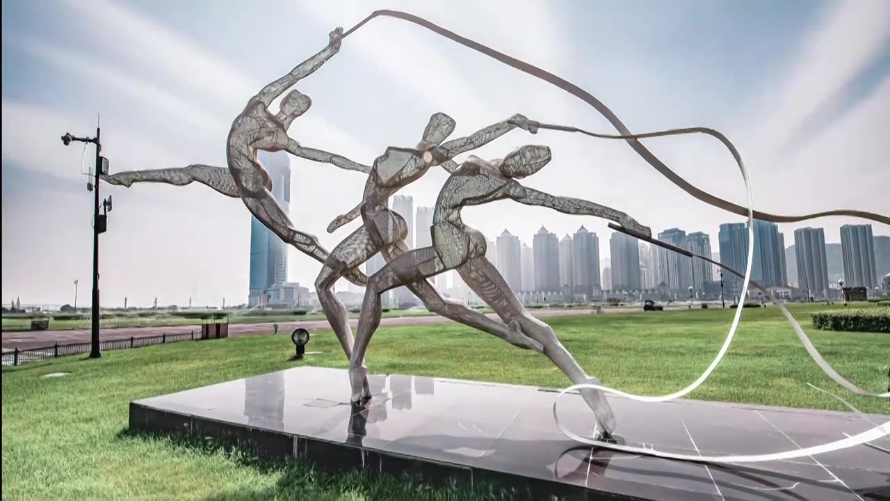 中国辽宁大连星海广场舞动青春雕塑视频下载