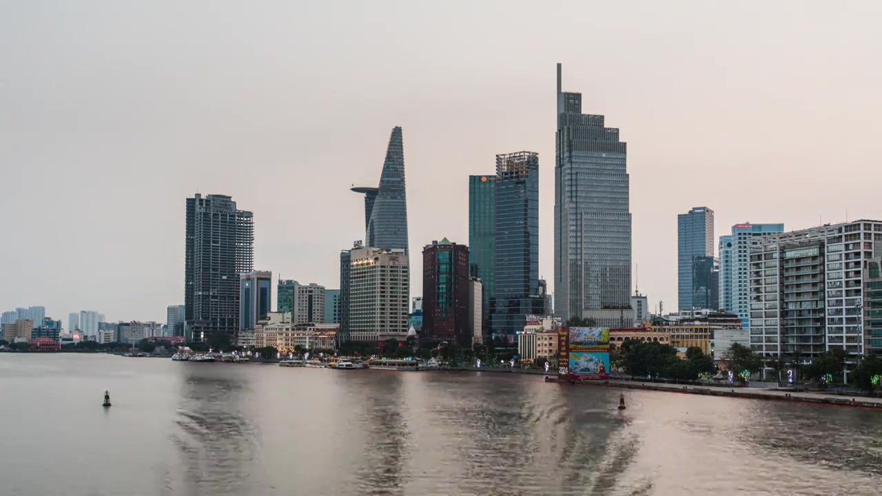 越南胡志明市西贡河建筑群日转夜延时视频下载