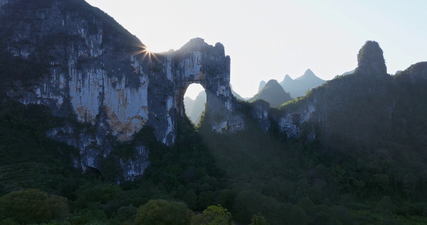 2023广西桂林原始未开发地下河天然岩洞探险射光穿洞奇观4K航拍视频素材影片视频下载