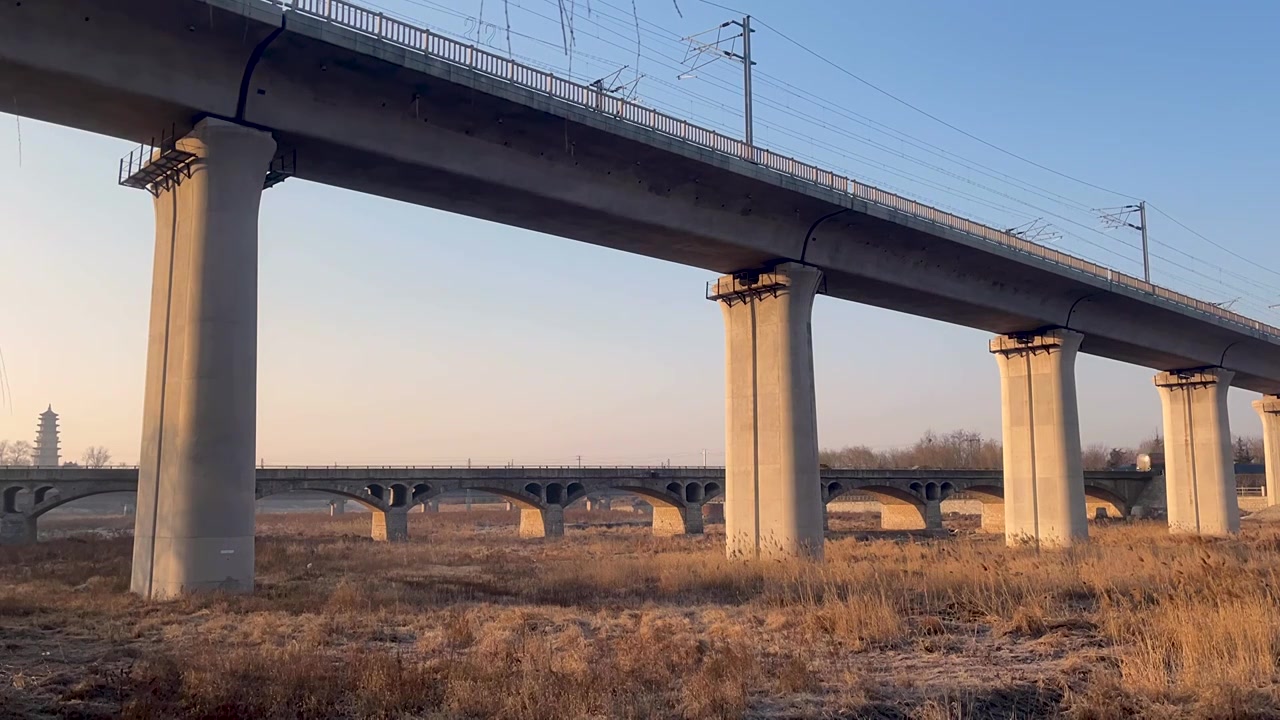 动车大桥跨越公路桥延时摄影视频下载