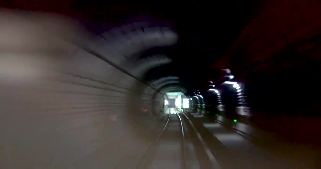 武汉地铁5号线无人驾驶时空隧道穿梭速度轨道空间视频下载