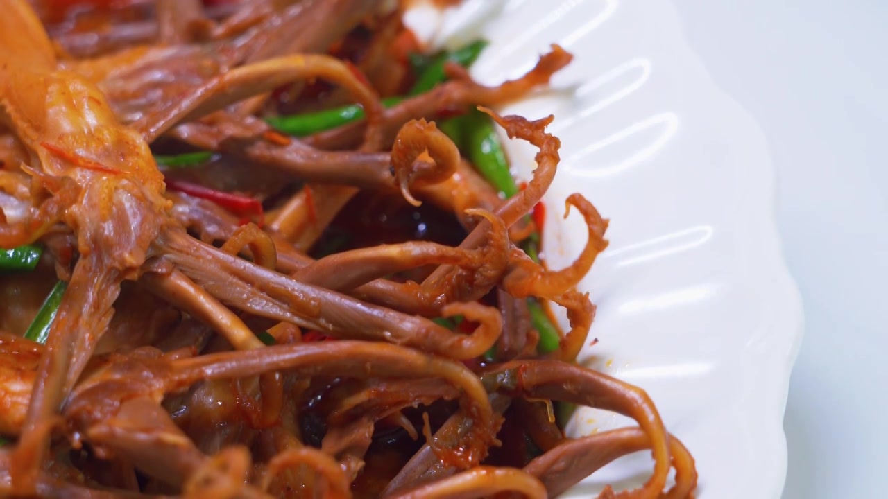 中国传统美食酱卤鸭舌熟食卤味视频下载