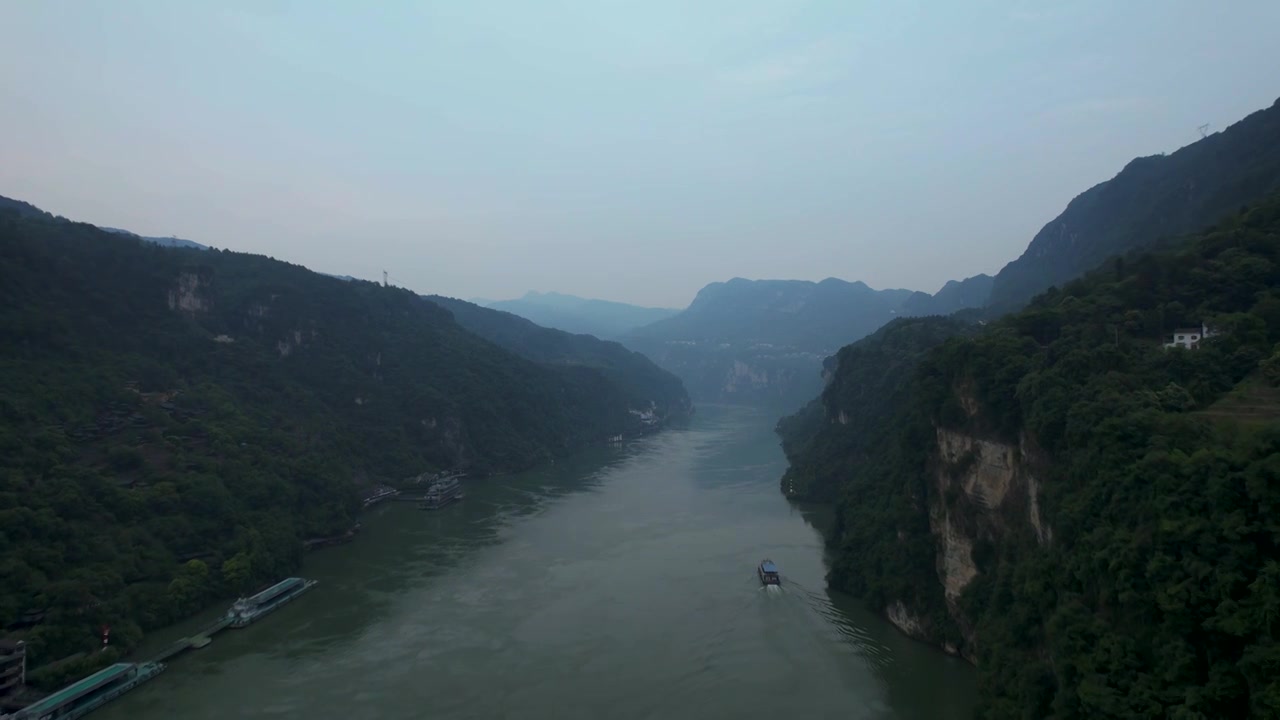 航拍湖北宜昌旅游长江三峡行驶的游轮视频下载
