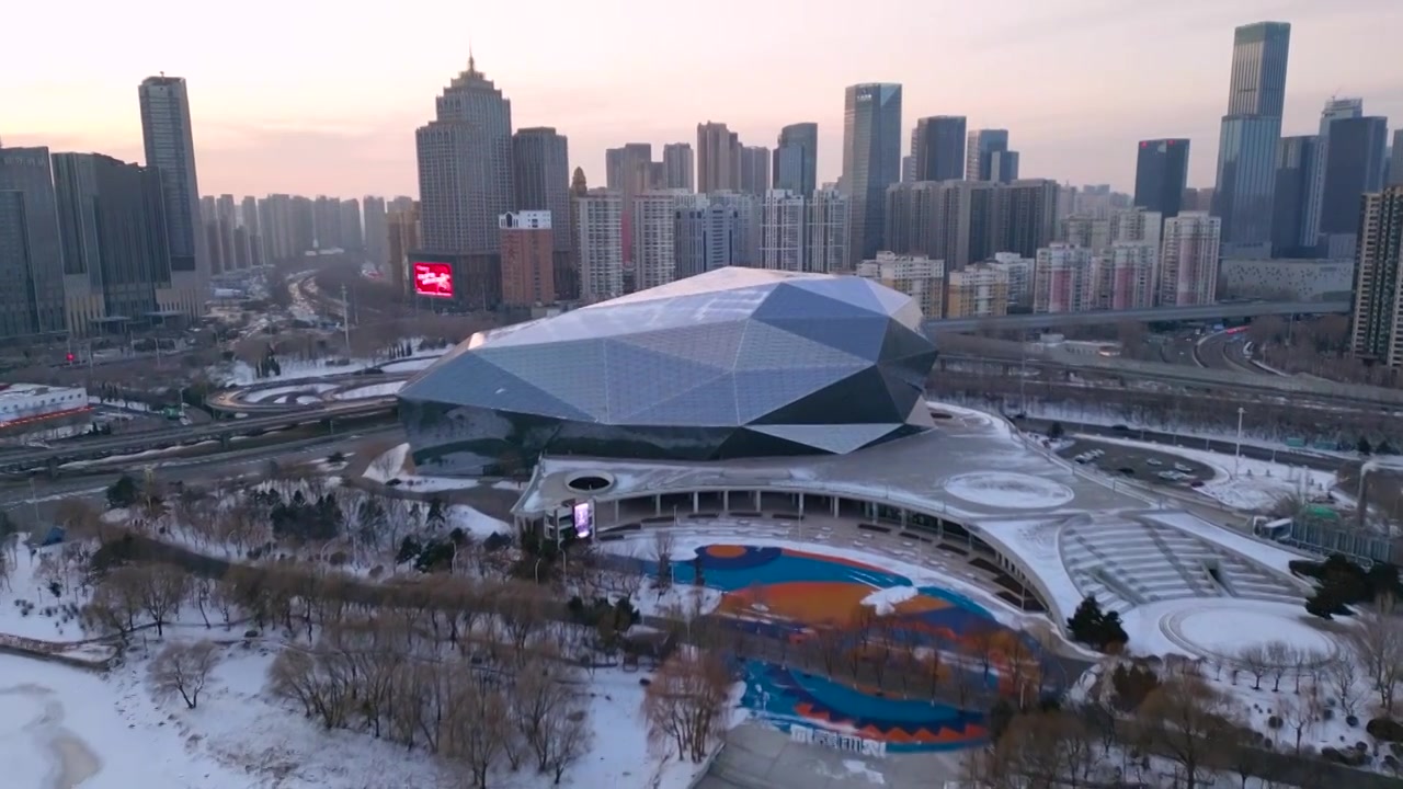 冬季的沈阳地标建筑盛京大剧院航拍素材视频下载