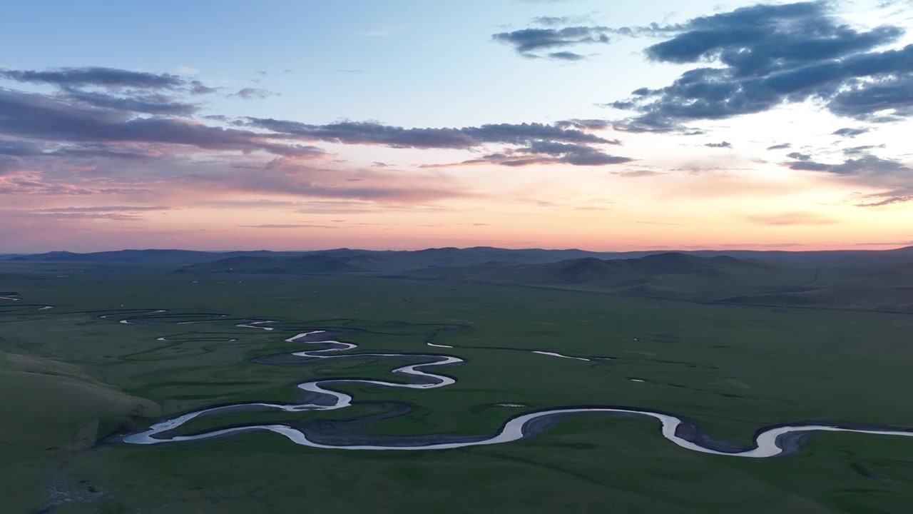 暮色下的无垠草原蜿蜒河流视频下载