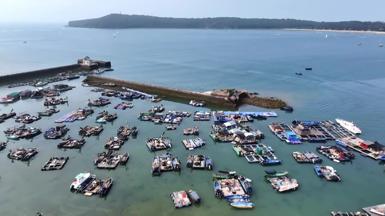 渔港休渔的船只，自然风景航拍背景，涠洲岛海洋港湾视频下载