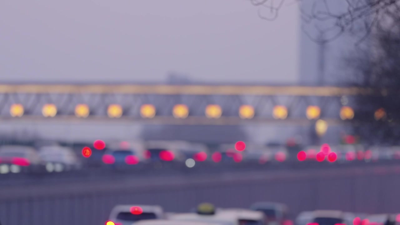北京四惠晚高峰车流 霓虹灯变换 行人通过过街天桥慢镜视频下载