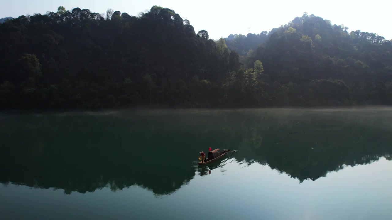 航拍湖南郴州旅游雾漫小东江撒网的渔民视频下载
