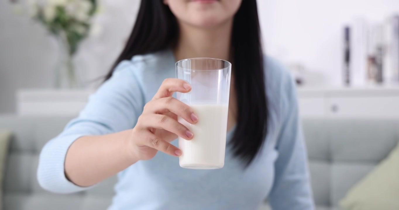 一位女士在起居室喝牛奶视频素材