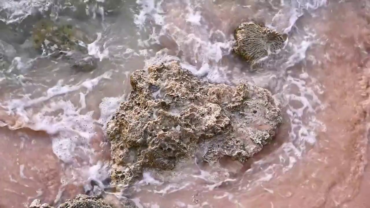 海浪拍打沙滩礁石升格慢镜头视频素材