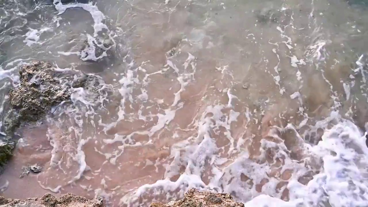 海浪拍打沙滩礁石升格慢镜头视频素材