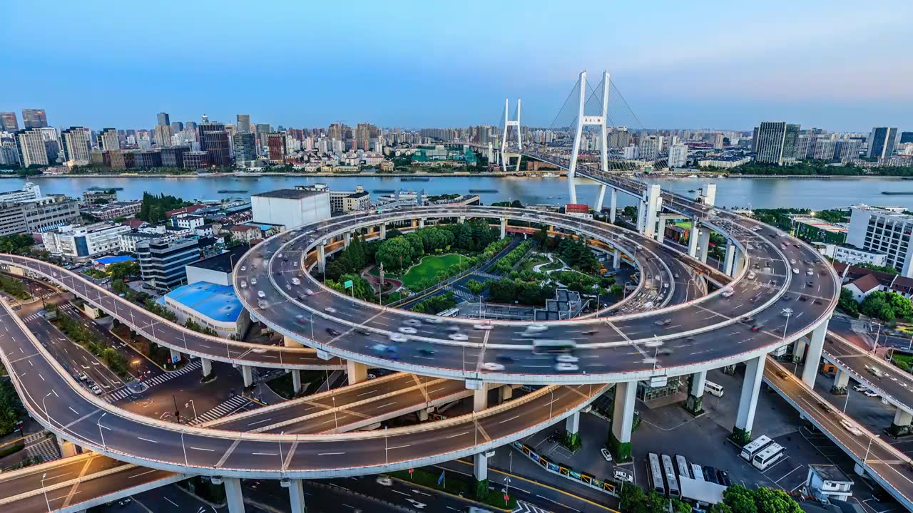 上海南浦大桥繁忙的城市道路日转夜延时视频下载