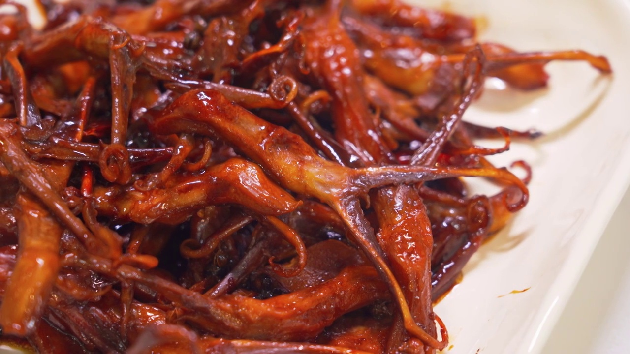 中国传统美食小吃下酒菜熟食卤味酱鸭舌卤鸭舌视频下载