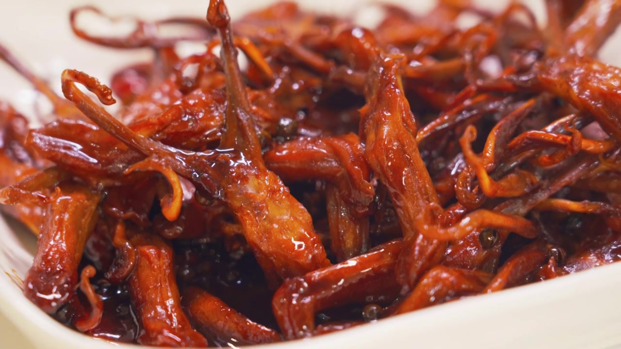 中国传统美食小吃下酒菜熟食卤味酱鸭舌卤鸭舌视频下载