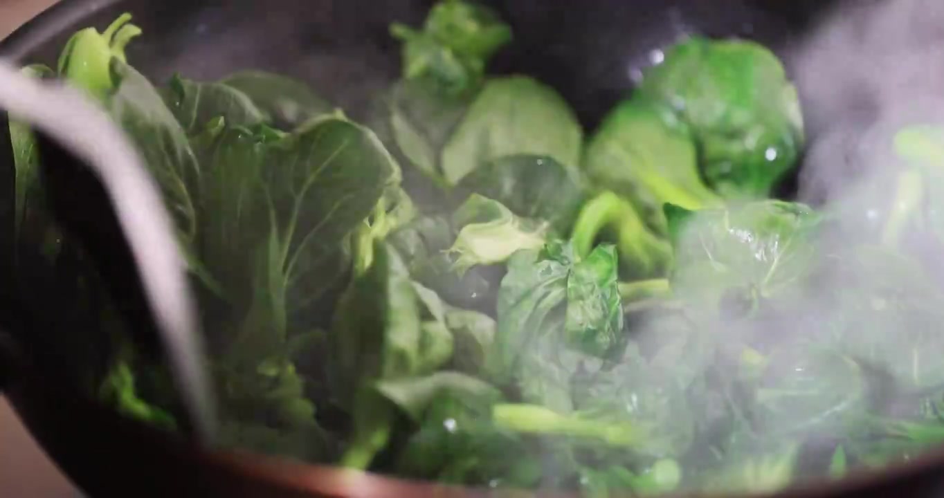 （慢镜）家常菜炒蔬菜菜心烹饪视频素材