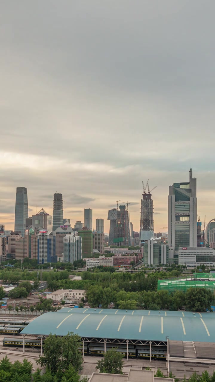 中国北京市城市风光：国贸CBD商务区 日转夜延时视频素材