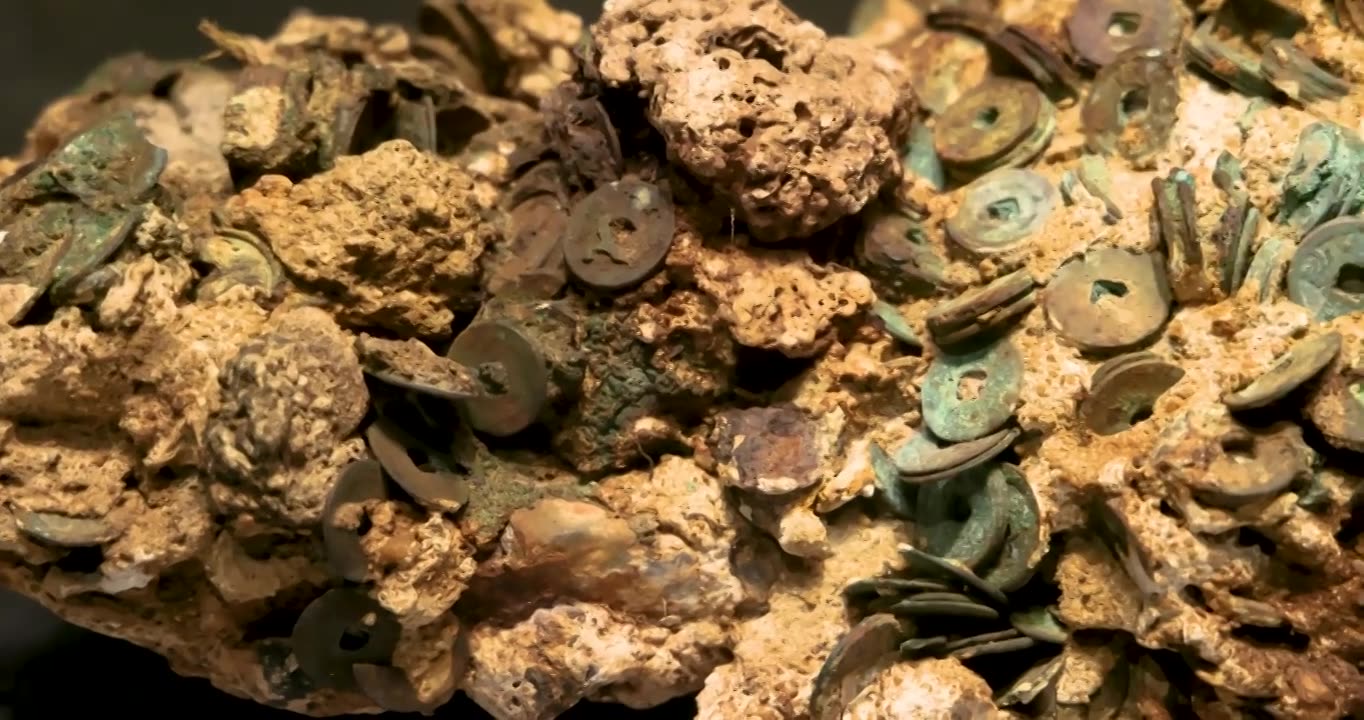 中国(海南)南海博物馆：明 铜钱胶结块（钱山） 西沙北礁出水视频下载