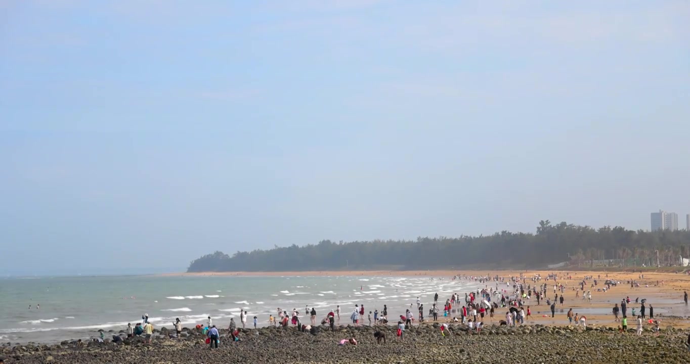 海南临高角风景区海滩上的游客视频下载