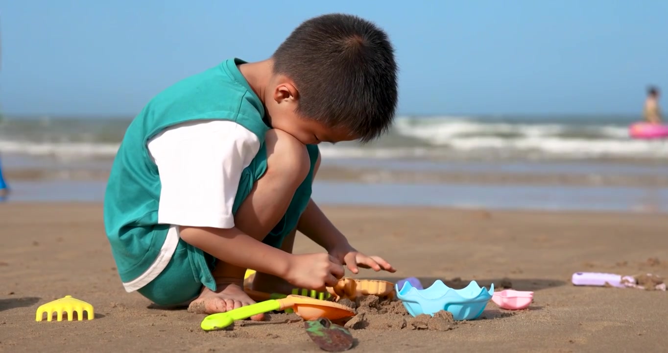 小男孩在海南临高角风景区的海滩上玩沙视频下载