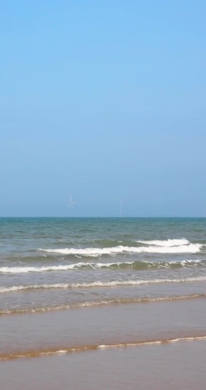 海南临高角风景区的海滩 蓝天白云 风力发电风车视频下载