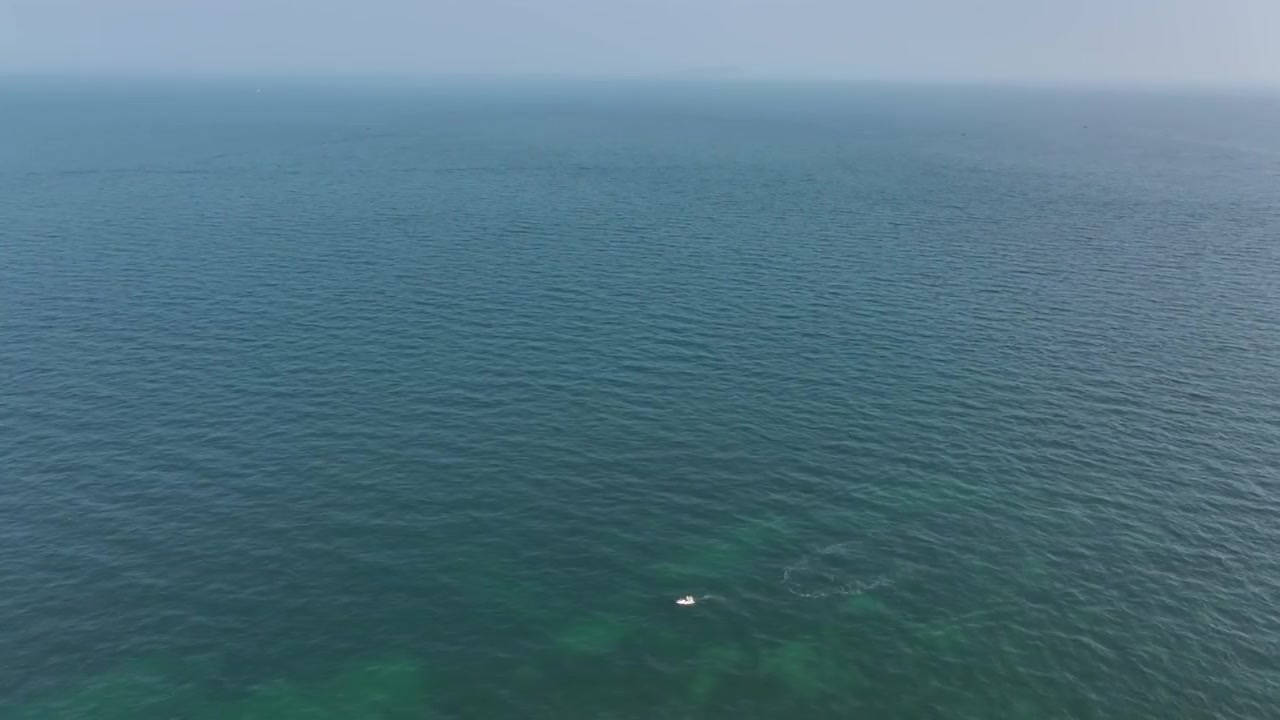辽阔海洋蓝色海水空境航拍，自然风景背景快艇旅游视频下载