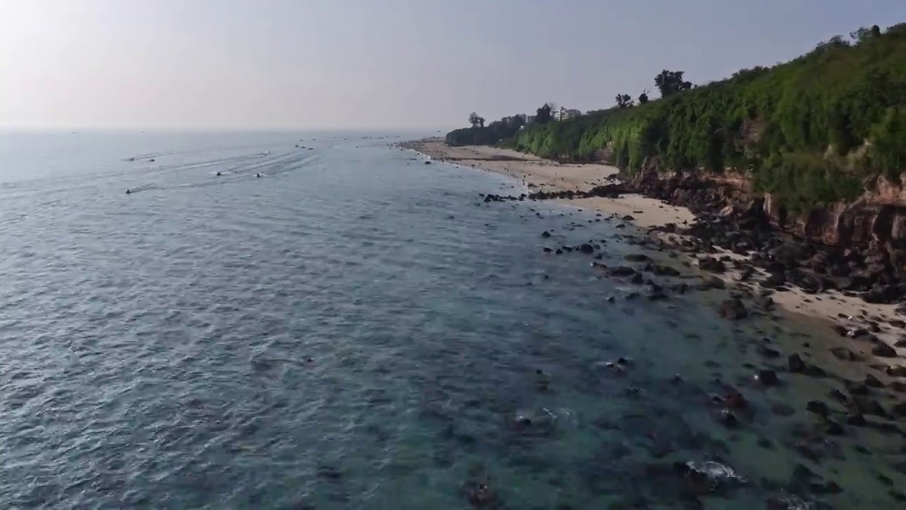 广西涠洲岛海洋海岸线海水礁石，自然风景背景旅游旅行度假视频下载