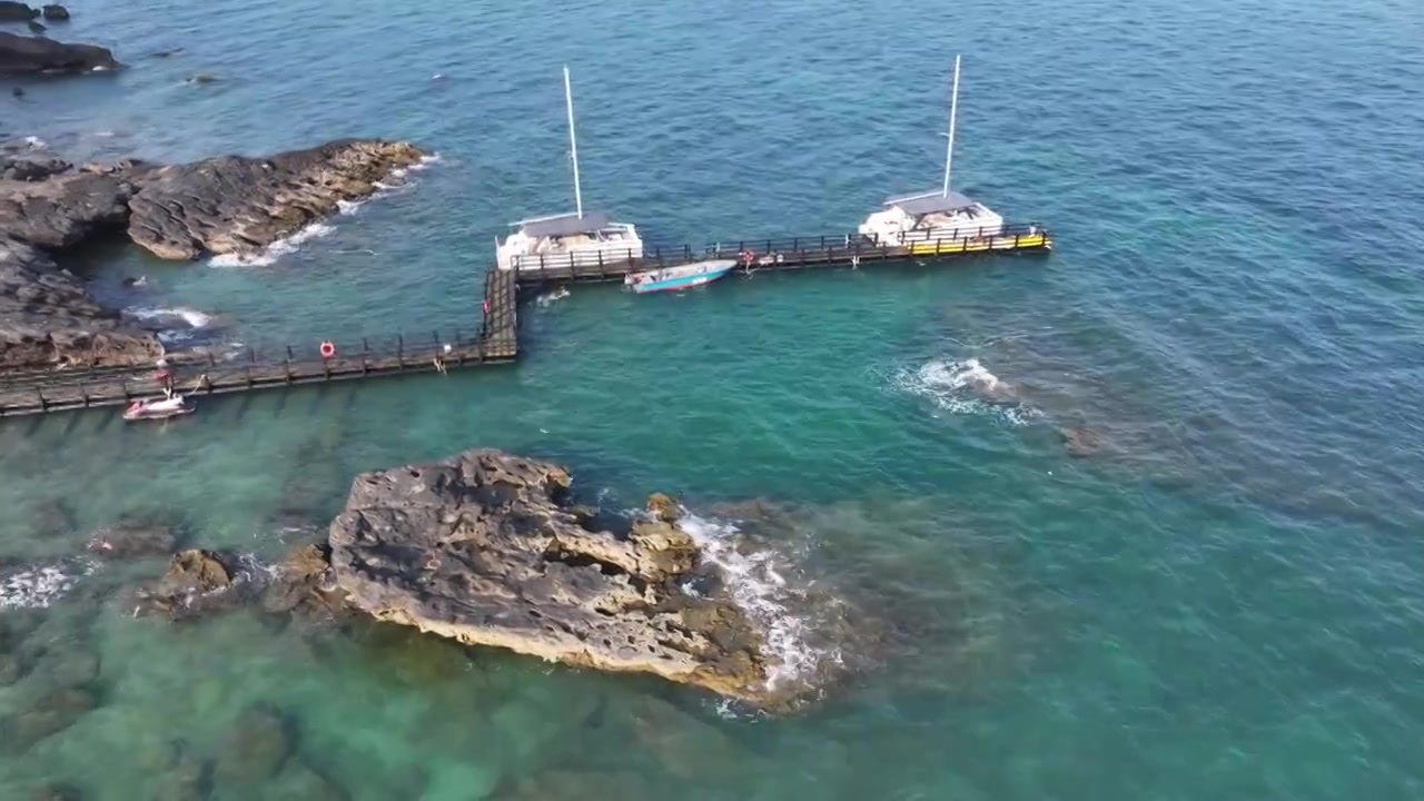 涠洲岛旅行海洋海浪礁石游船航拍，自然风景背景视频下载