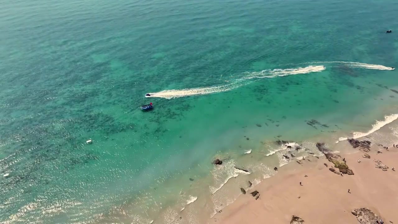 涠洲岛旅行航拍，海洋海浪海岸线沙滩快艇视频下载